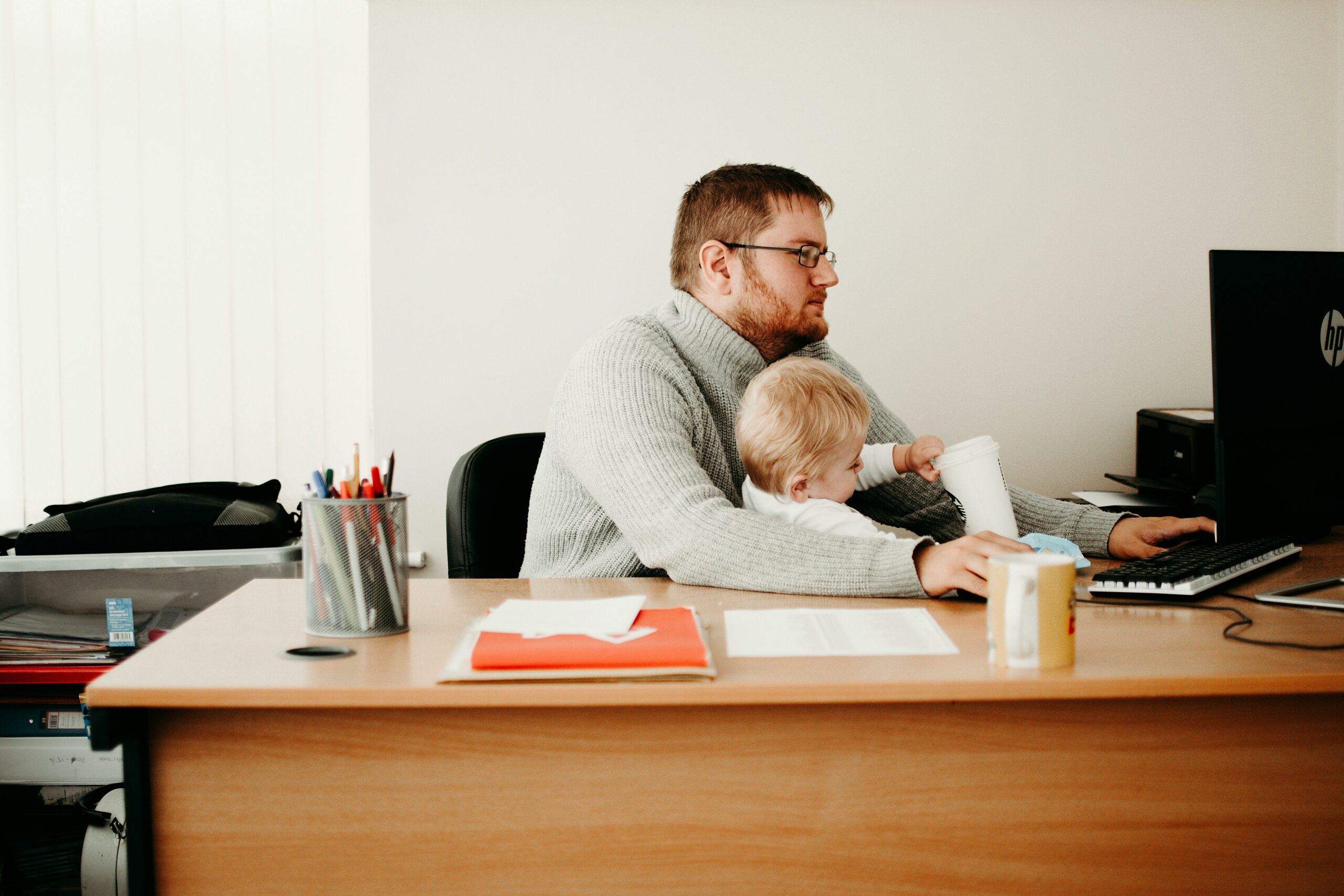 Oui, devenir papa permet de développer des compétences utiles dans son job !